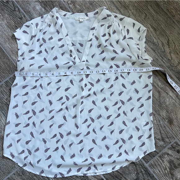 Monday Fun Feather Print V Neck Blouse, White Maroon, Women’s Size Large - Picture 4 of 6